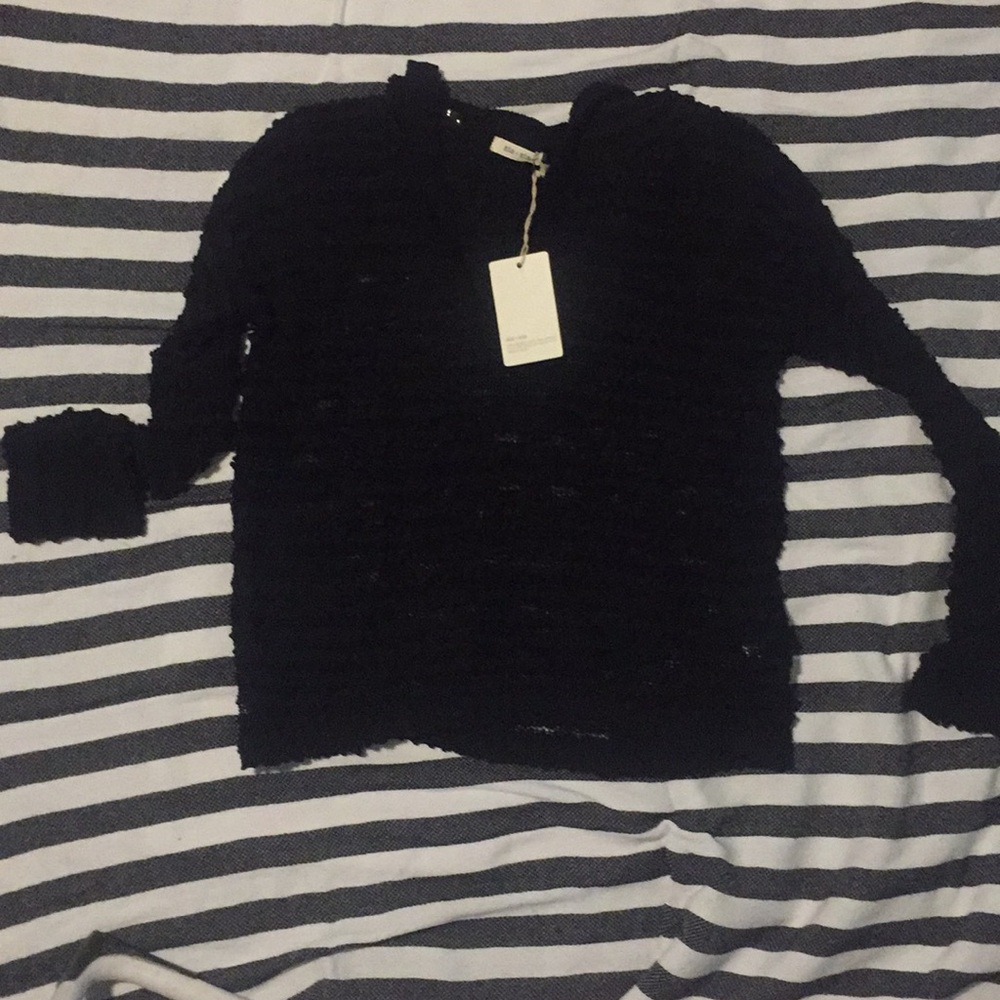 Black hoodie light pullover sweater.